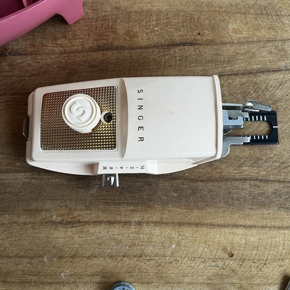 Singer | Other | Singer Buttonholer Vintage 96 Pink Oval Clamshell Case ...